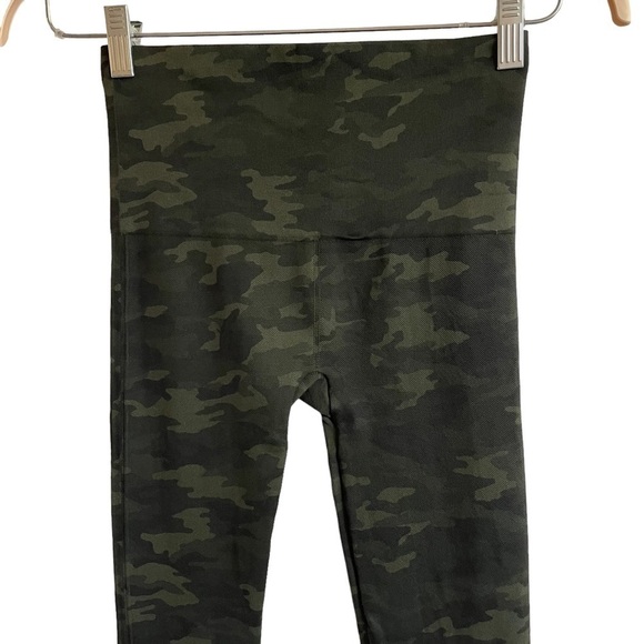 Spanx Cropped Seamless Camo Leggings, Size M - Picture 4 of 5